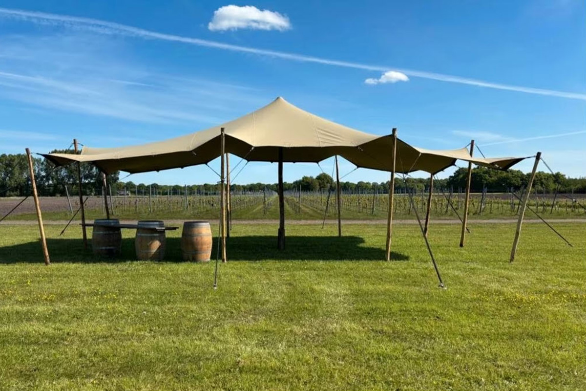 stretch feesttent op tuinfeest
