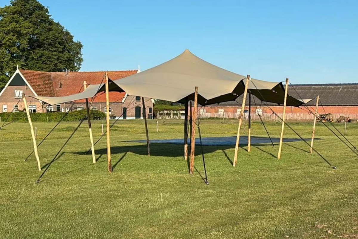 Gezellige stretch tent voor tuinfeest
