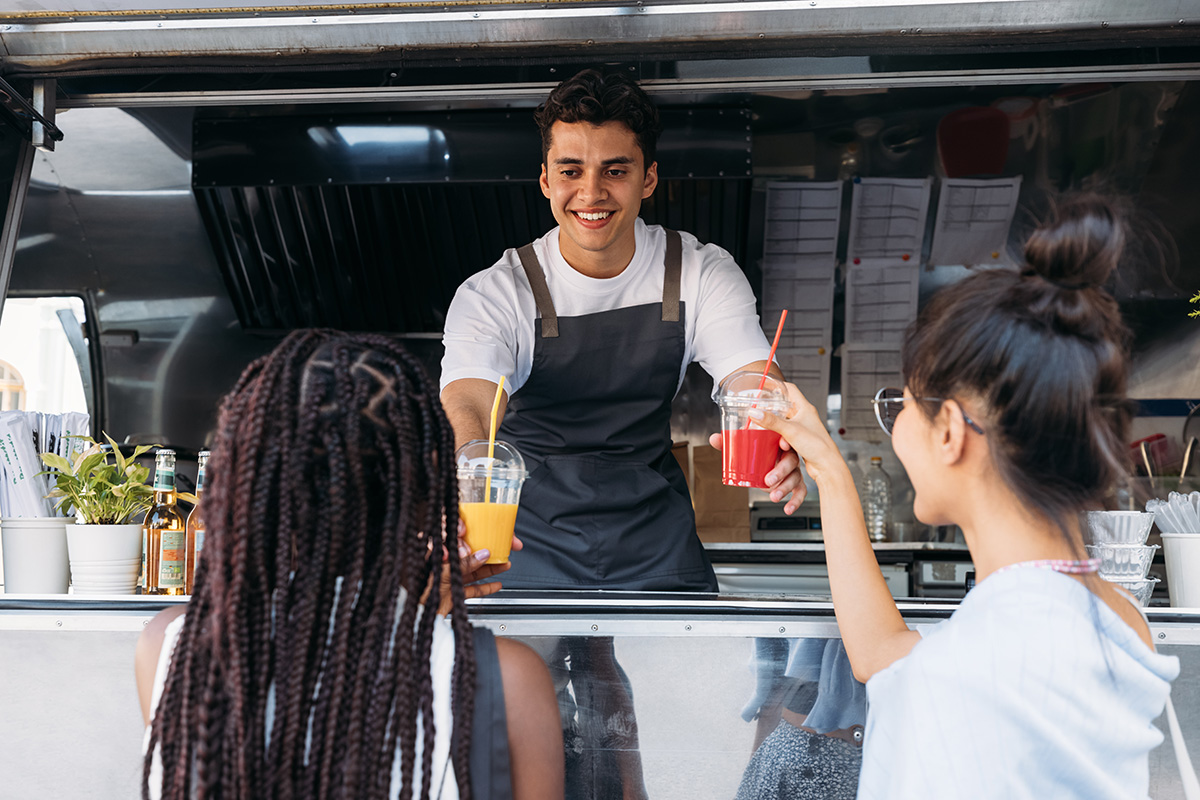 mobiele bar huren in omgebouwde caravan voor privéfeest