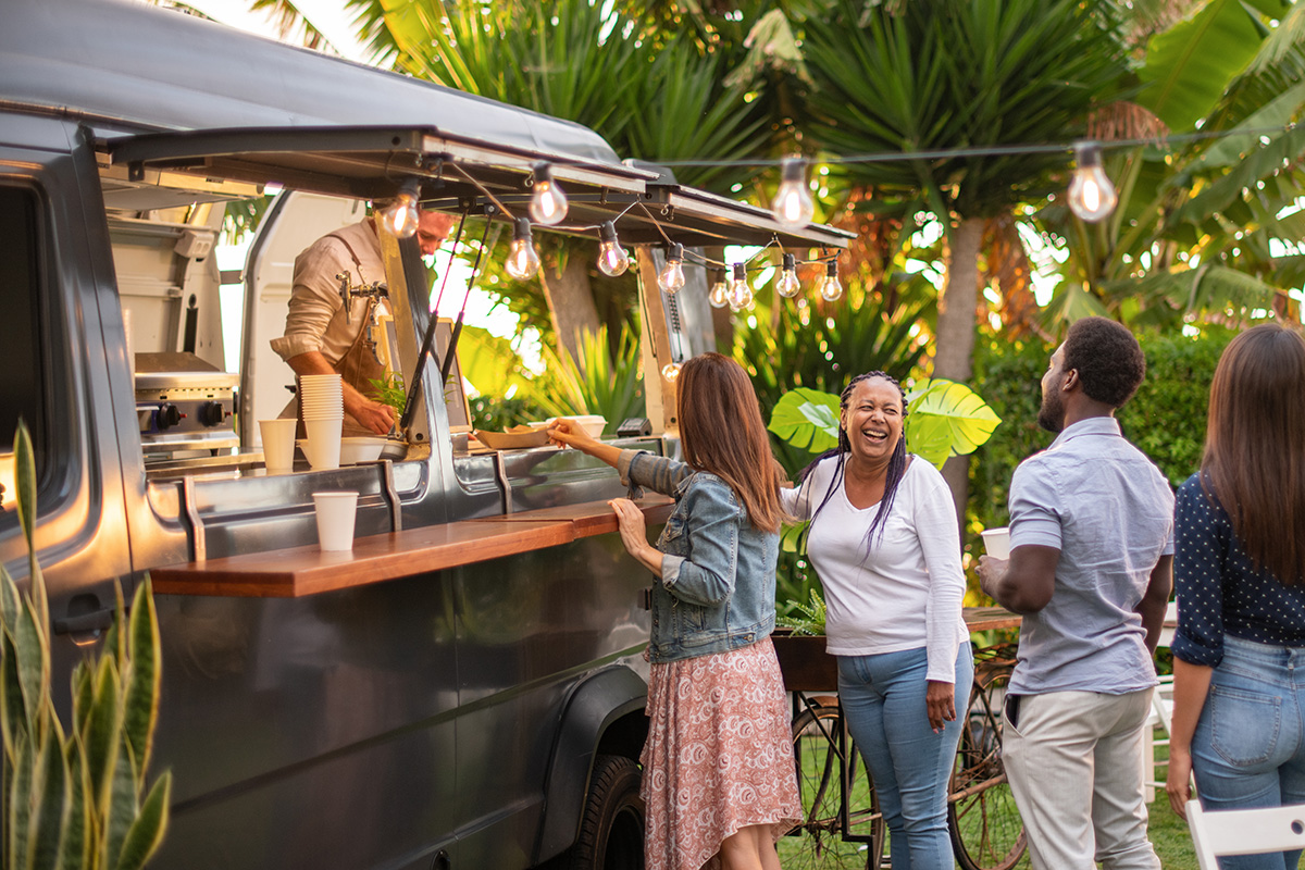 mobiele caravan bar met tapinstallatie voor feest