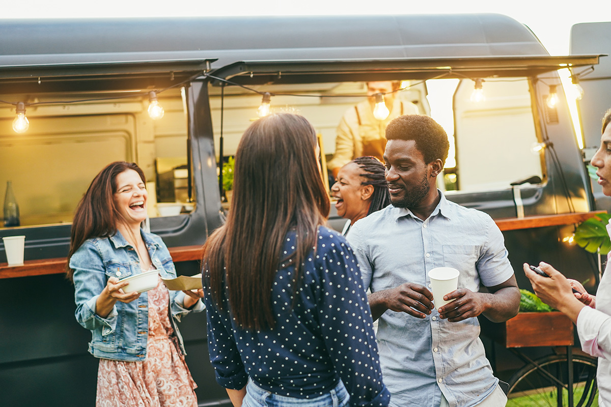 mobiele caravan bar op feestlocatie